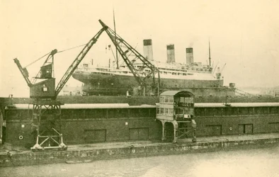 サウサンプトンの浮きドックにある壮大な56,551トンのリフィット（c1930）。