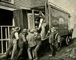 取り外しのためのバンへのカメラの装填、1901年。