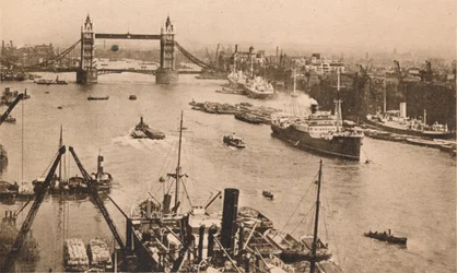 ロンドン-タワーブリッジとプール、c1910