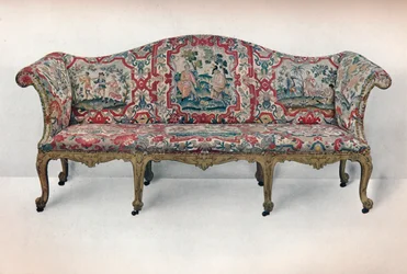 長い布張りのソファ：蛇紋岩の形をした彫刻と金箔、c1750