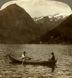 ジュグムから氷に覆われたノルウェーのジェイペンまで、エッセフィヨルドを一望するc1905。