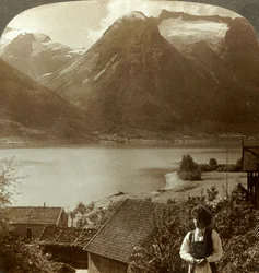 Hjelleから静かなStrynns湖を越えて急な山の氷河を見る。スカーラ、ノルウェー、c1905。