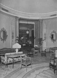 楕円形のパームルームからメインダイニングルームを見たルーズベルトホテル、ニューヨークシティ、1924
