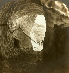 ノルウェーのダイレスカードパスを真夏に旅する雪のトンネルを眺める。c1905。