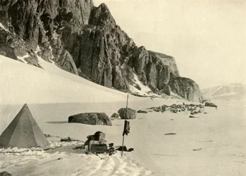 グレイシャーデポを下げる。店舗は雪に埋もれました、c1908、1909。
