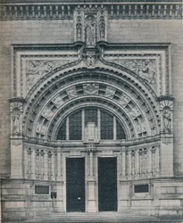 正面玄関、ビクトリアアンドアルバート博物館、アルフレッドドゥルーリーの彫刻、c1909。