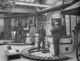 1919年にロンドンの鋳造所でFryotype印刷金属を作る