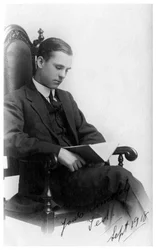 1918年に本を読んで椅子に座っている男