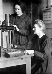 マリーキュリー、ポーランド生まれのフランスの物理学者と彼女の娘アイリーン、1925年