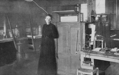 マリーキュリー、ポーランド生まれのフランスの物理学者、彼女の研究室、1912年