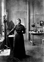 マリーキュリー、ポーランド生まれのフランスの物理学者、1912年