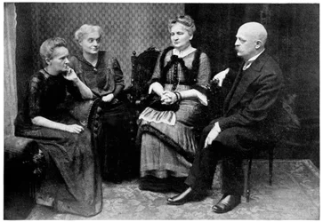 ポーランド生まれのフランスの物理学者、マリーキュリー（1912年、ポーランドのワルシャワに家族がいる）