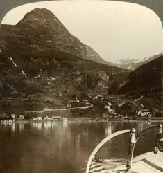 マロクとその背後の巨大な高さ、ノルウェー、ガイランゲルフィヨルドのSSE、c1905。