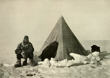 テントの外のマーシャル、キャンプ、c1908、1909。