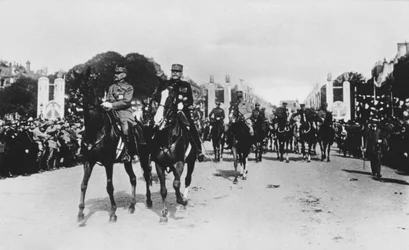 1919年7月14日、フランスのパリでの大勝利のパレード中のフォッシュ元帥とジョフレ元帥