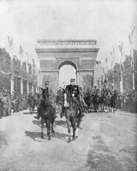1919年7月14日、フランスのパリでの大勝利のパレード中のフォッシュ元帥とジョフレ元帥