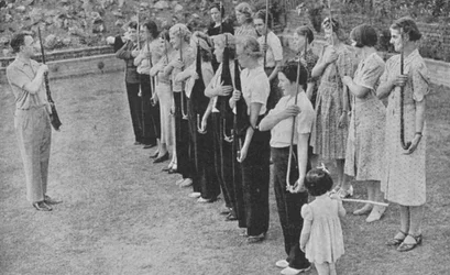 第二次世界大戦、1940年のライフルドリルで訓練されている女性ボランティア防衛隊のメンバー