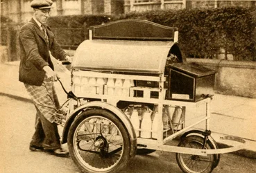 乳母車、1933年。