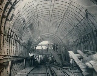 ピラネージの現代的なエミュレーション：1929年、ピカデリーサーカス駅の3番目のエスカレータートンネル