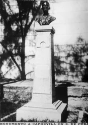 カプデビラ記念碑、1871年、1920年代