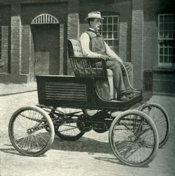 新しい蓄電池を搭載した自動車、1902年。