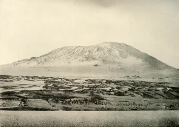 エレバス山...左側の古いクレーター、c1908、1909。