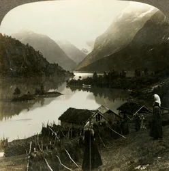 山に囲まれたローエン湖-美しさと壮大さで他に類を見ない-ノルウェー、c1905のSeten農場から。