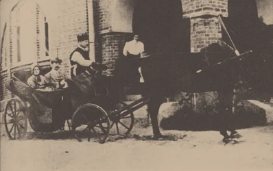 1912年にエストニアの地所で馬車に乗った最初の夫であるフォンベンケンドルフとモーラバドバーグ
