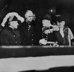 1936年、1945年の枢密評議員会議のためのセントジェームズ宮殿のチャーチル氏