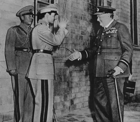 チャーチル氏は1943年のペルシャのシャーによって迎えられました