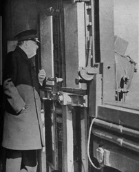 軍艦の橋の上にいるチャーチル氏、1943-44年