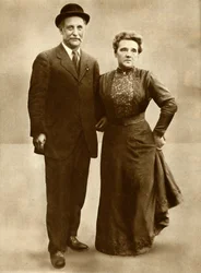 1910年、1935年のジョージランズベリー夫妻。