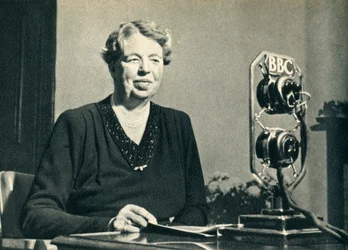 ルーズベルト夫人は、1942年に戦時中、イギリスの女性たちを自分で見に来ました。