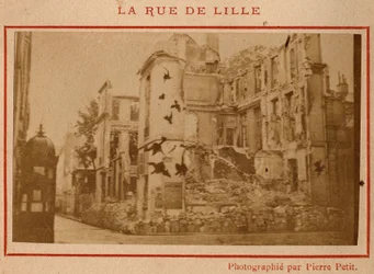 パリの自治体（1871年）：1871年5月にパリのリール通りで破壊された建物の様子。Pierre Pepetitの写真。厚紙にプリント、Dim.9x5,4 cm