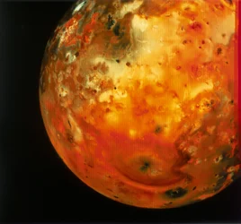 1979年の木星の衛星の1つであるイオの全景