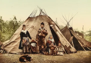 ノルウェー。 Rag（seed）-テントの前の家族。 1900年頃。 Photoglob - Zurichによる写真
