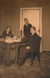 1927年、ベルギーのブリュッセルにあるキューバ大使館の秘書室。