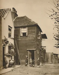 戸口の村人がCoaches Pass。、c1935を見たHighgateの古い家
