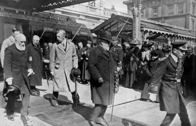 エドワーズ王が最後に自分の国に向かう途中、ビアリッツから帰国、1910