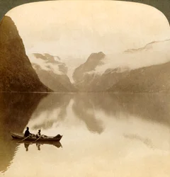 1905年、雲に覆われた山々の間から、ノルウェーのメールケヴォルト氷河にかけての、ソンブレ湖のオルデン。