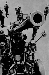 ターゲット通り！ -1943年の戦闘練習時の3.7インチ砲の取り外し