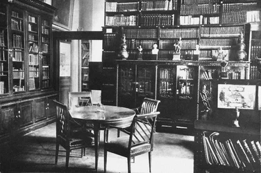 オスタフィエボエステート。アンドレイヴィャゼムスキー王子の書斎と図書館、19世紀末