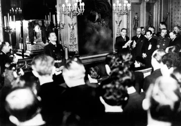 1940年12月15日、パリで記者会見を開催するフランスのドイツ大使、オットーアベッツ氏