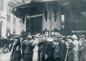 パリの食料品店の1つの外で、都市の包囲が恐れられたとき、c1914