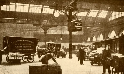 オーバーヘッド電気小包運搬船、ビクトリア駅、マンチェスター、1930年。