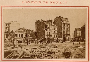 パリ・コミューン（1871年）：1871年5月、パリのヌーイリー通りの風景。ピエール・ペペティの写真。厚紙にプリント、Dim.9x5,4 cm