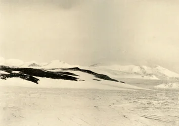クイーンアレクサンドラ山脈の一部1500フィート氷河上、c1908、1909。