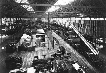 米国ミシガン州デトロイトのフォードハイランドパーク工場の生産ラインの一部、c1914