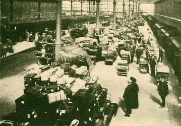 1930年のホリデーシーズン、ブラックプールのタルボットロード駅での旅客の荷物。
