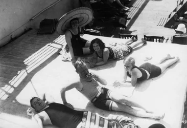 クルーズ船で日光浴をしている乗客、c1920s-c1930s